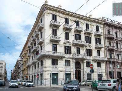 Il fabbricato si articola su cinque livelli